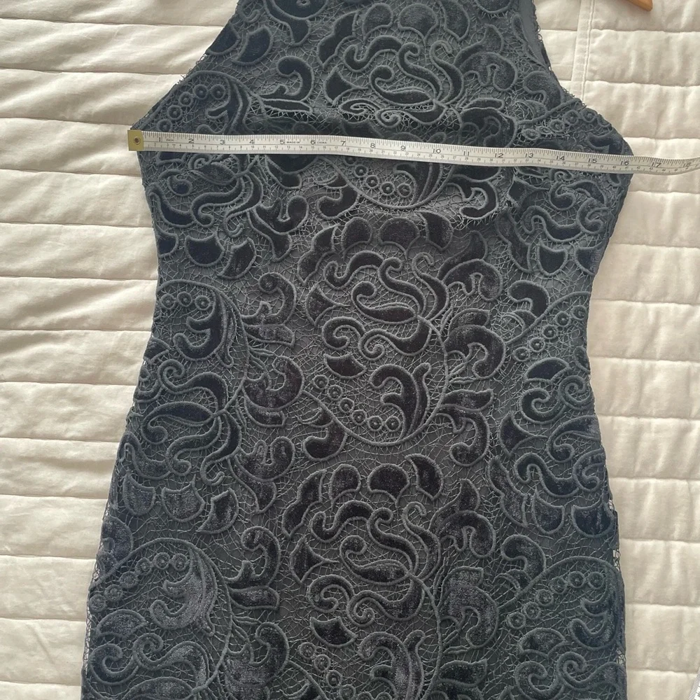 Donna Karan Embroidered Sleeveless Sheath
Dress - Picture 9 of 11